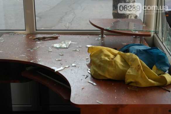 Тонкий намек: в редакцию украинского сайта подбросили фекалии, завернутые во флаг Украины (ФОТО) | Русская весна