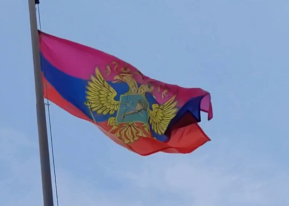 Над администрацией Купянска поднят новый флаг Харьковской области с орлами (ВИДЕО) | Русская весна
