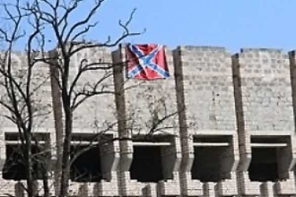 В день выборов в Мелитополе вывесили флаг Новороссии В день выборов в Мелитополе вывесили флаг Новороссии и «заминировали» здание | Русская весна