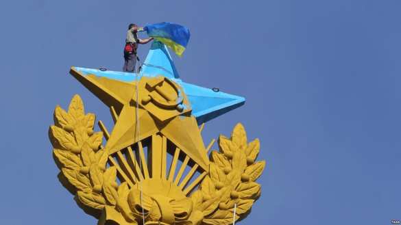 В горах погиб руфер, раскрасивший московскую звезду в желто-голубой | Русская весна