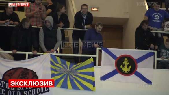 На матче Россия—Турция болельщики вывесили флаги ВВС РФ и морской пехоты (ВИДЕО) | Русская весна