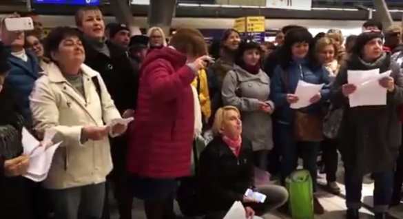 «Катюша» и «Белла чао»: песенный флешмоб в итальянском Неаполе (ВИДЕО) | Русская весна