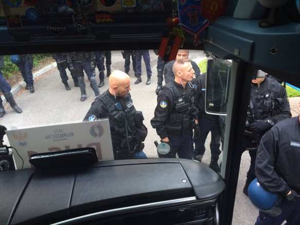 «Депортируют двух женщин, из автобуса не выпускают, людям плохо» — подробности атаки французского спецназа на болельщиков сборной России (+ФОТО) | Русская весна