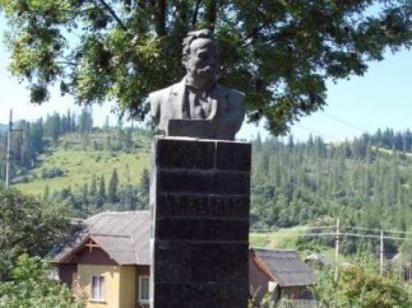 На Львовщине исчез бюст писателя Франко: то ли перепутали с коммунистом, то ли сдали на металл (ФОТО) | Русская весна