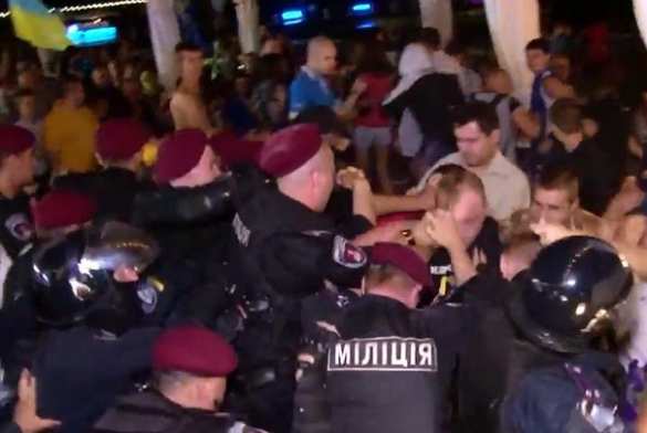 Одесская милиция разогнала активистов Майдана, пытавшихся сорвать концерт Ани Лорак (фото, видео) | Русская весна