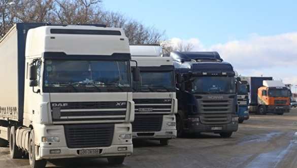 МОЛНИЯ: Украина разблокирует транзит российских фур с 25 февраля, — Яценюк | Русская весна