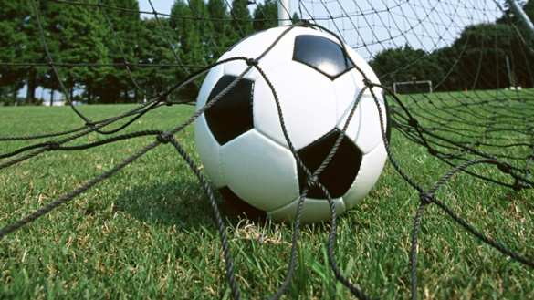 Типичная Украина: В Мариуполе посреди футбольного поля установили лавки (ФОТО) | Русская весна