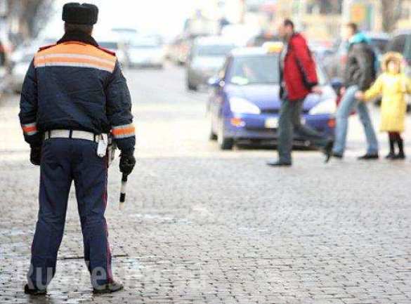 In Lwow fangen die Kriegskommissare Autofahrer zusammen mit Verkehrspolizisten, um ihnen Einberufungsbefehle einzuhändigen  | Русская весна