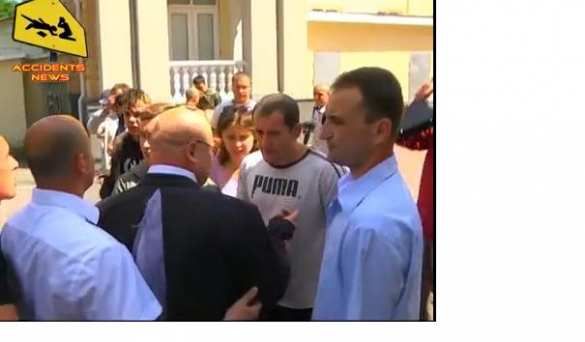 Погром в Хмельницкой ОГА: Митингующие избили губернатора и порвали ему пиджак (видео) | Русская весна