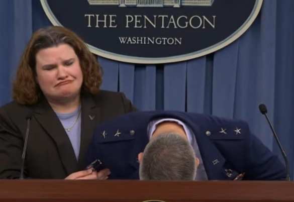 Американский генерал упал в обморок на пресс-конференции в Пентагоне (ВИДЕО) | Русская весна