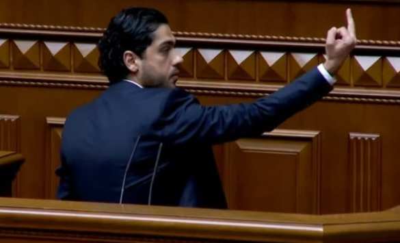 Зеленскому показали непристойный жест с трибуны Рады (ФОТО, ВИДЕО) | Русская весна