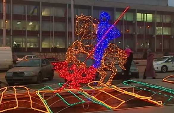 Запорожье: всадник убивает Россию — новогодние украшения на улицах (видео) | Русская весна