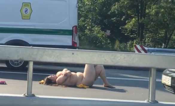 Обнажённая женщина прилегла на дорогу в Киеве (ФОТО, ВИДЕО 18+) | Русская весна