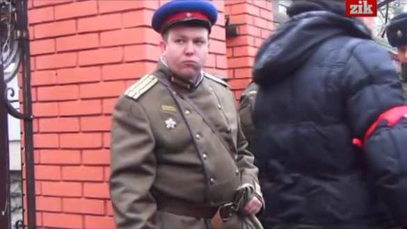 В годовщину Голодомора у консульства России во Львове поставили «НКВДшника», который отбирал у украинцев хлеб и ел колбасу (ФОТО, ВИДЕО) | Русская весна