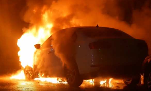 «Это горит моя машина после встречи с Порошенко»: Украинцу сожгли авто после вопроса президенту (ФОТО, ВИДЕО) | Русская весна