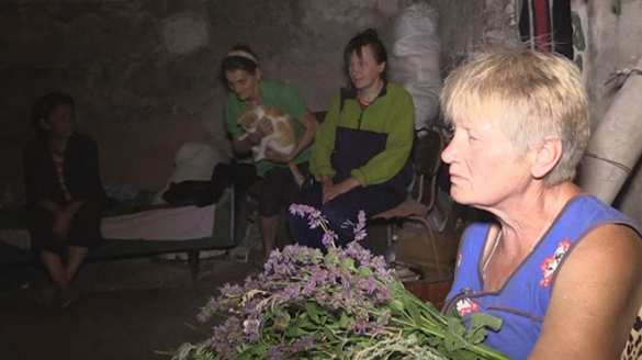 Жители Горловки почти год прячутся от обстрелов ВСУ в подвале школы (ВИДЕО) | Русская весна