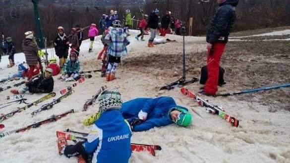 «Стою на асфальте я, в лыжи обутый... »: ведущих украинских горнолыжников из-за отсутствия снега заставили кататься на земле (ФОТО) | Русская весна