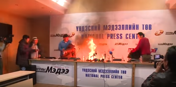 Шокирующие кадры: Глава профсоюза в Монголии сжег себя перед телекамерами (ВИДЕО 18+) | Русская весна