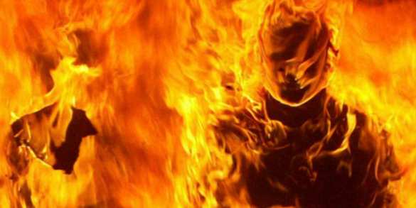 Чемпион Латвии по триатлону сжег себя возле Вечного огня | Русская весна