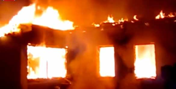 Артдуэли в аэропорту, пылающие дома, ограбленные карателями жители в Песках - хроника из прифронтовой зоны ДНР (видео) | Русская весна