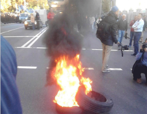 Киев сейчас: Правый сектор, штурм Рады, взрывы гранат и горящие покрышки (фото, видео онлайн) | Русская весна