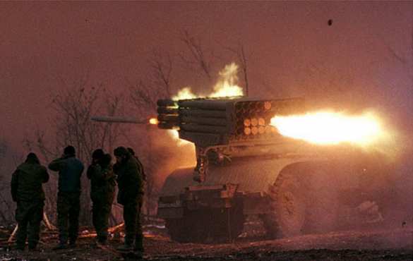 МОЛНИЯ: окраины Донецка снова под огнем, в Песках продолжаются боестолкнвоения | Русская весна