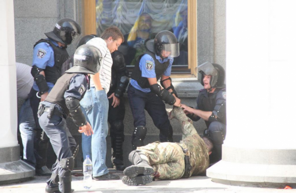 МОЛНИЯ: В столкновении у Рады один сотрудник милиции погиб, — Кличко | Русская весна