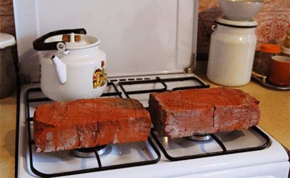 Из-за высоких тарифов киевляне греются кирпичами | Русская весна