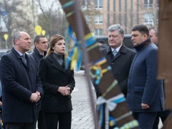 «Ганьба!»: На Парубия и Гройсмана напали возле памятника «небесной сотне» (ВИДЕО) | Русская весна