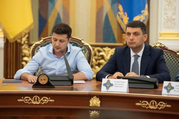 Двоевластие: Гройсман поручил провести парад, который отменил Зеленский | Русская весна