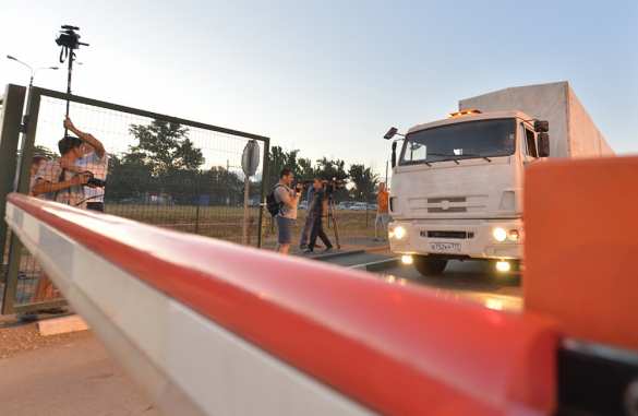 Луганск, гуманитарный конвой и взрывы мин: фуры разгружают под обстрелом украинских военных (фото, видео) | Русская весна