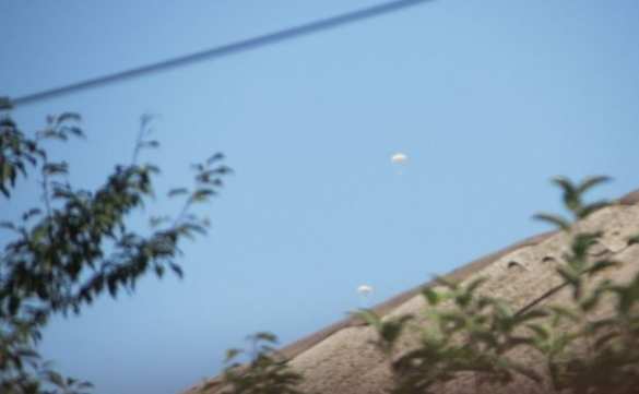 МОЛНИЯ: над Харцызском сбит очередной военный самолет Украины, в небе парашютисты (фото/видео) | Русская весна