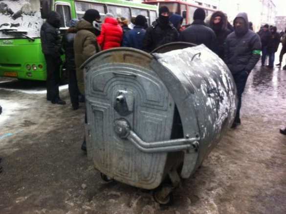 Газ, милиция, потасовка: как Правый сектор и ультрас пытались люстрировать депутата (видео) | Русская весна