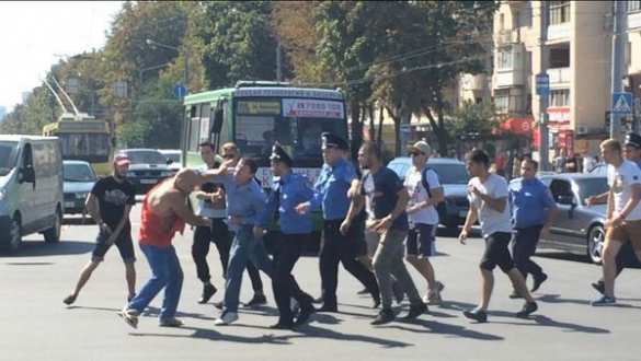 В Харькове нацисты толпой напали на прохожего в футболке с надписью «СССР» (ФОТО+ВИДЕО) | Русская весна