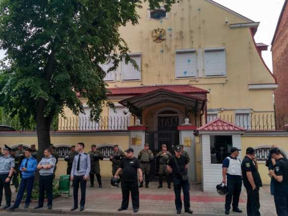 Украинские неонацисты провели акцию перед российским консульством в Харькове (ФОТО, ВИДЕО) | Русская весна