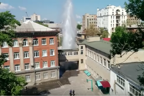15-метровый фонтан из прорванной трубы в школе Харькова — впечатляющие кадры (ВИДЕО) | Русская весна