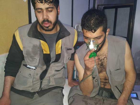 Химоружие для провокации выпало из машины, отравив людей | Русская весна