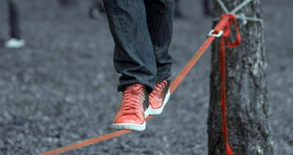 В Китае турист сбежал из отеля по проводу (ВИДЕО) | Русская весна