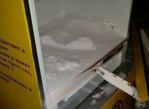 В Киеве варварски уничтожили последний холодильник с едой для бедных (ФОТО) | Русская весна