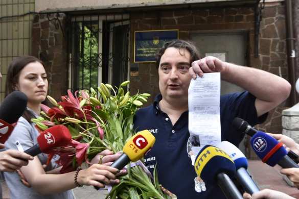 Главред «Страны.ua» вышел из СИЗО под залог (ФОТО) | Русская весна