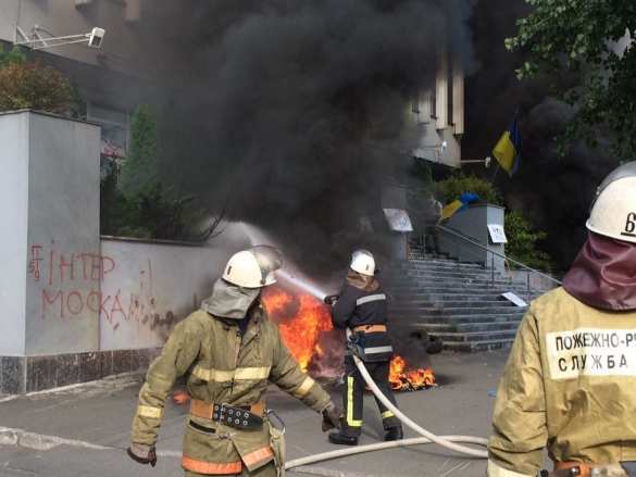 «Не давайте тушить, не выпускайте никого оттуда!» — реакция украинцев на поджог «Интера» (ФОТО) | Русская весна