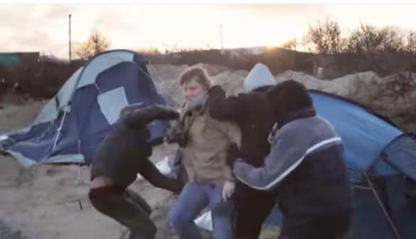 «Добро пожаловать в джунгли»: во Франции мигранты с ножом напали на голландских журналистов (ВИДЕО) | Русская весна