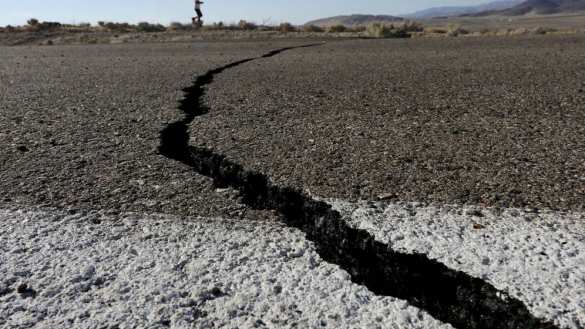 Телеведущие в прямом эфире спрятались под стол от землетрясения (ВИДЕО) | Русская весна