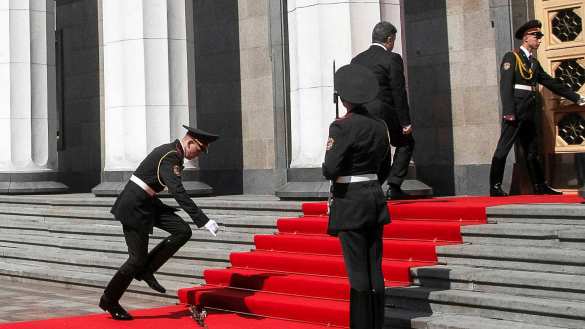 Как инаугурация Порошенко сломала жизнь 20-летнему военному (ФОТО, ВИДЕО) | Русская весна