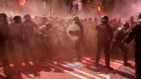 Уличные беспорядки в столице Каталонии: протестующие пошли на штурм парламента (ФОТО, ВИДЕО) | Русская весна
