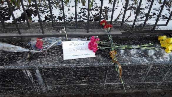 Украинцы несут цветы к посольству России в Киеве | Русская весна