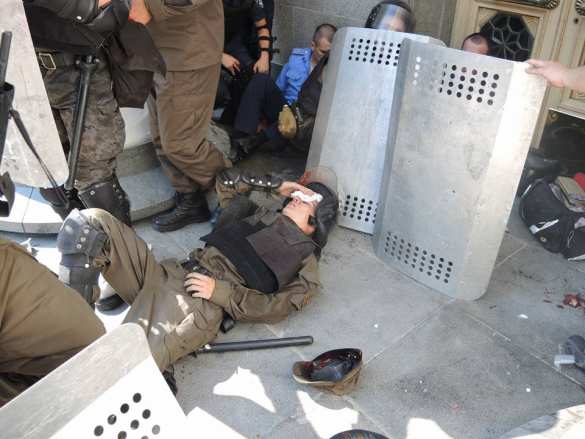 МОЛНИЯ: солдат срочной службы Нацгвардии умер от пулевого ранения в сердце во время боя под Верховной Радой | Русская весна