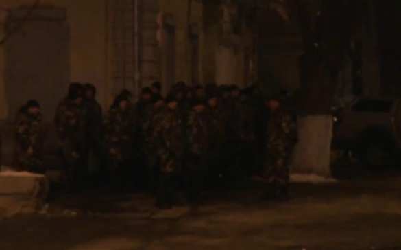 В Киеве снова пытаются снести забор у администрации президента (видео) | Русская весна