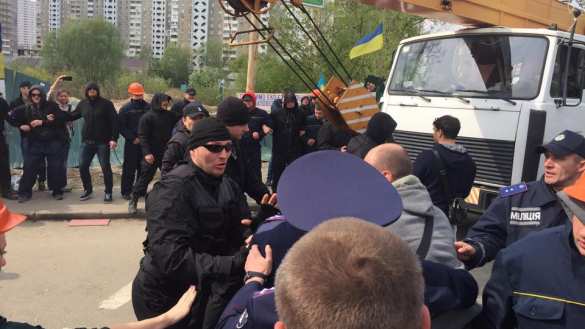 В Киеве произошла бойня между «титушками» и проплаченными «активистами» из-за земельного спора на право строительства (ФОТО+ВИДЕО) | Русская весна