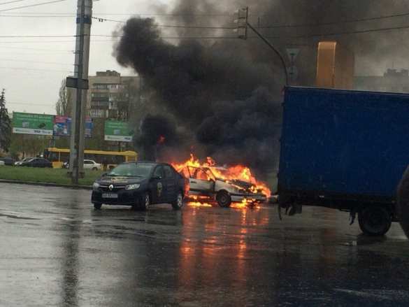 В Киеве посреди улицы загорелся автомобиль (ФОТО, ВИДЕО) | Русская весна